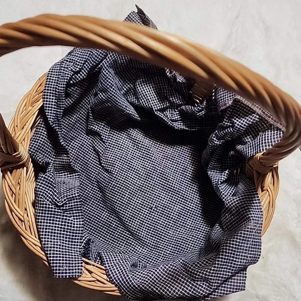 Wicker Basket with Blue Checkered Cloth.  SEE PHOTOS !! - Picture 2 of 7